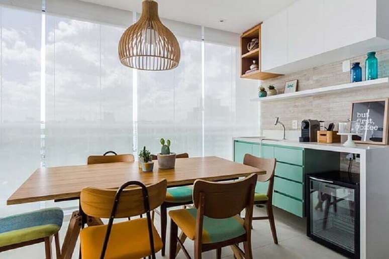 58. Varanda de apartamento decorada com cadeiras coloridas e armários planejados – Foto: Ana Paula Decorações