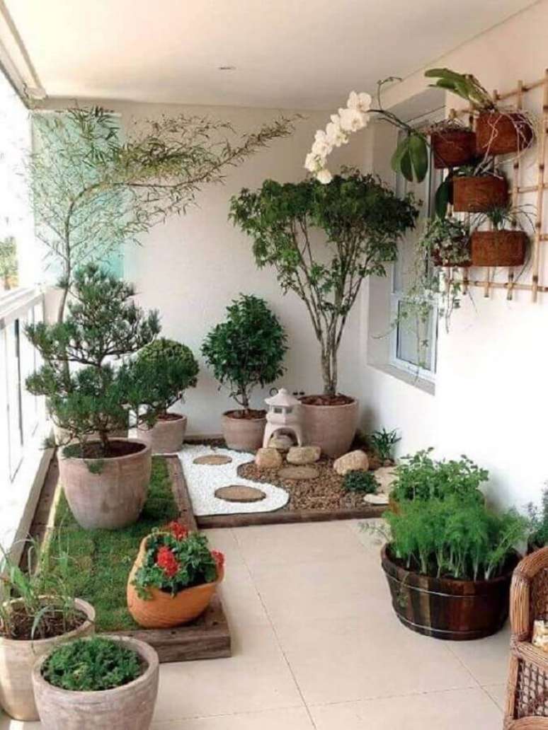 64. Decoração de varanda simples com vasos de plantas – Foto: Pinterest