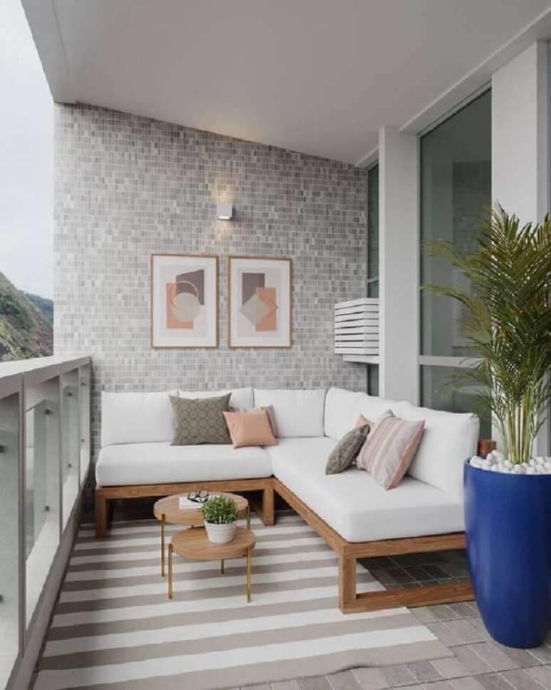 65. Varanda de apartamento decorada com vaso grande de ch&atilde;o e sof&aacute; de canto de madeira &ndash; Foto: LVA Home