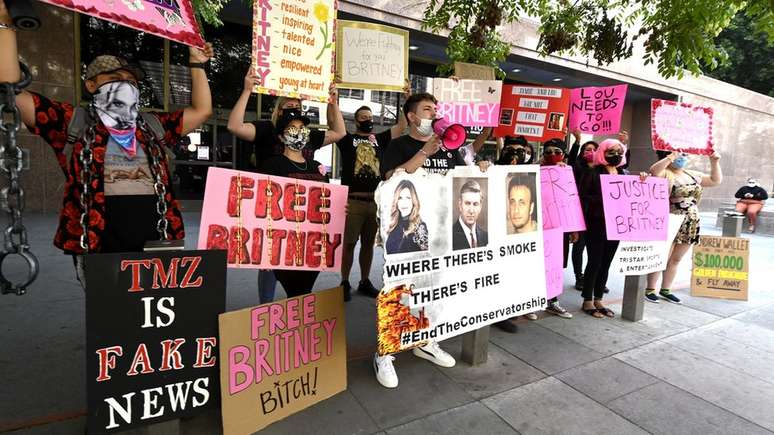 Apoiadores do movimento "Free Britney" em um protesto em Los Angeles no ano passado