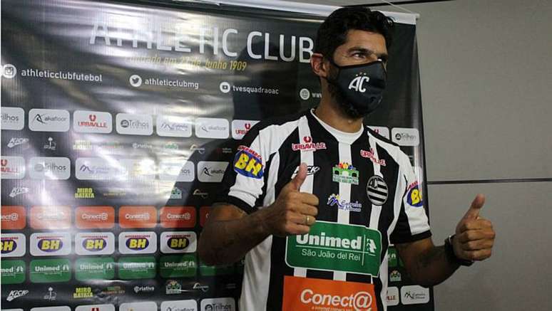 Aos 44 anos, Loco Abreu chega a Minas Gerais para defender o 30º clube da carreira.