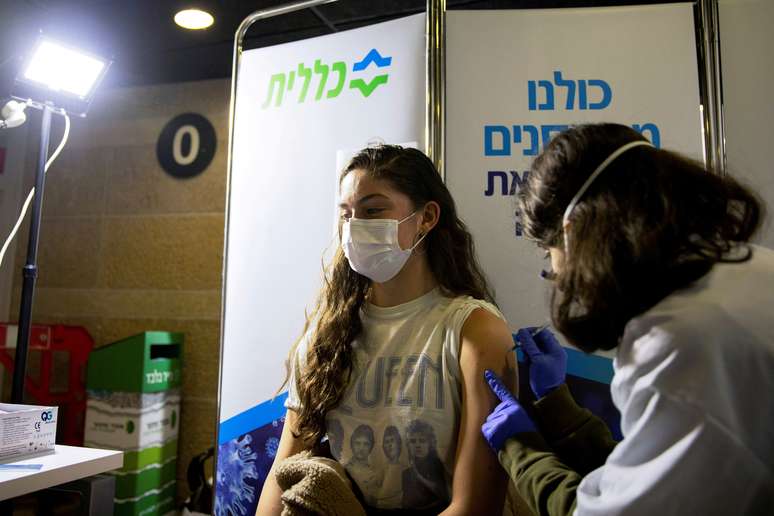 Jovem é vacinada contra Covid-19 em Jersusalém
04/02/2021 REUTERS/Ronen Zvulun