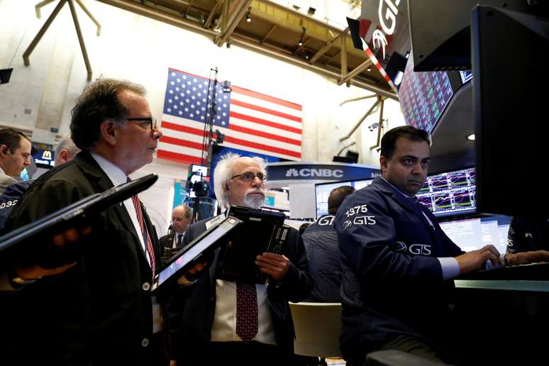 Operadores na Bolsa de Valores de Nova York, (NYSE), 30 de abril de 2018. REUTERS/Brendan Mcdermid