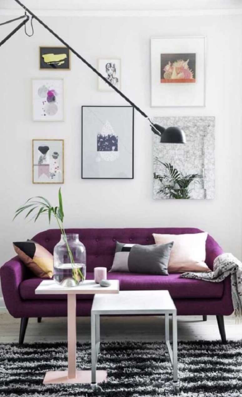 11. A manta para sof&aacute; roxo em tom de cinza se harmoniza com a decora&ccedil;&atilde;o. Fonte: Pinterest