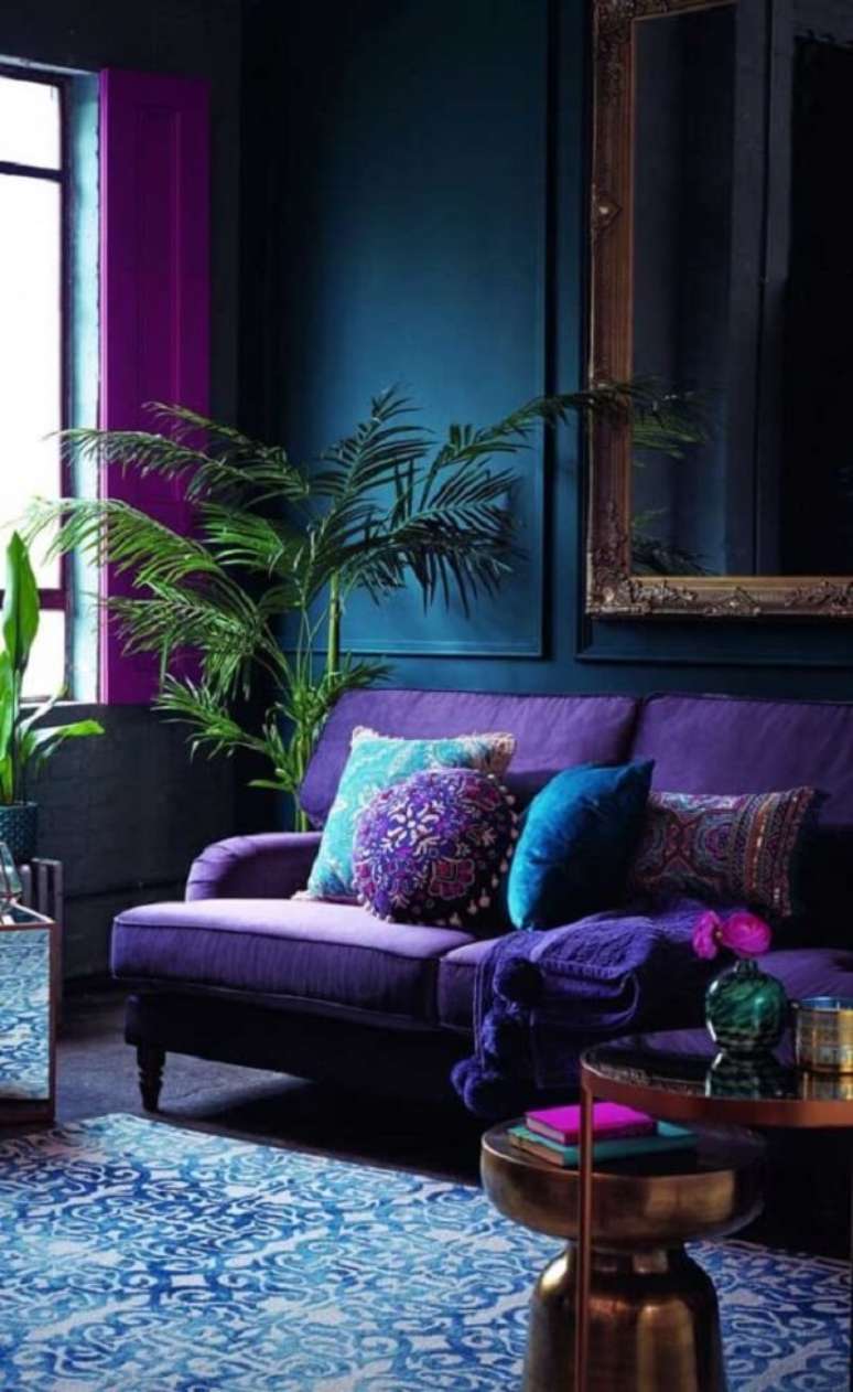 13. A parede azul combinou perfeitamente com o sofá roxo da sala. Fonte: Pinterest