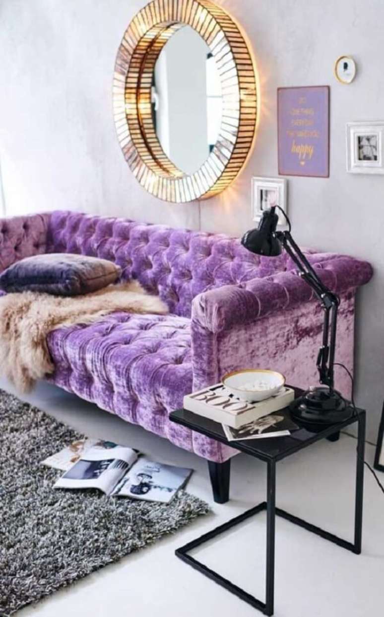 16. Atmosfera glamorosa com sofá roxo capitonê em veludo. Fonte: Pinterest