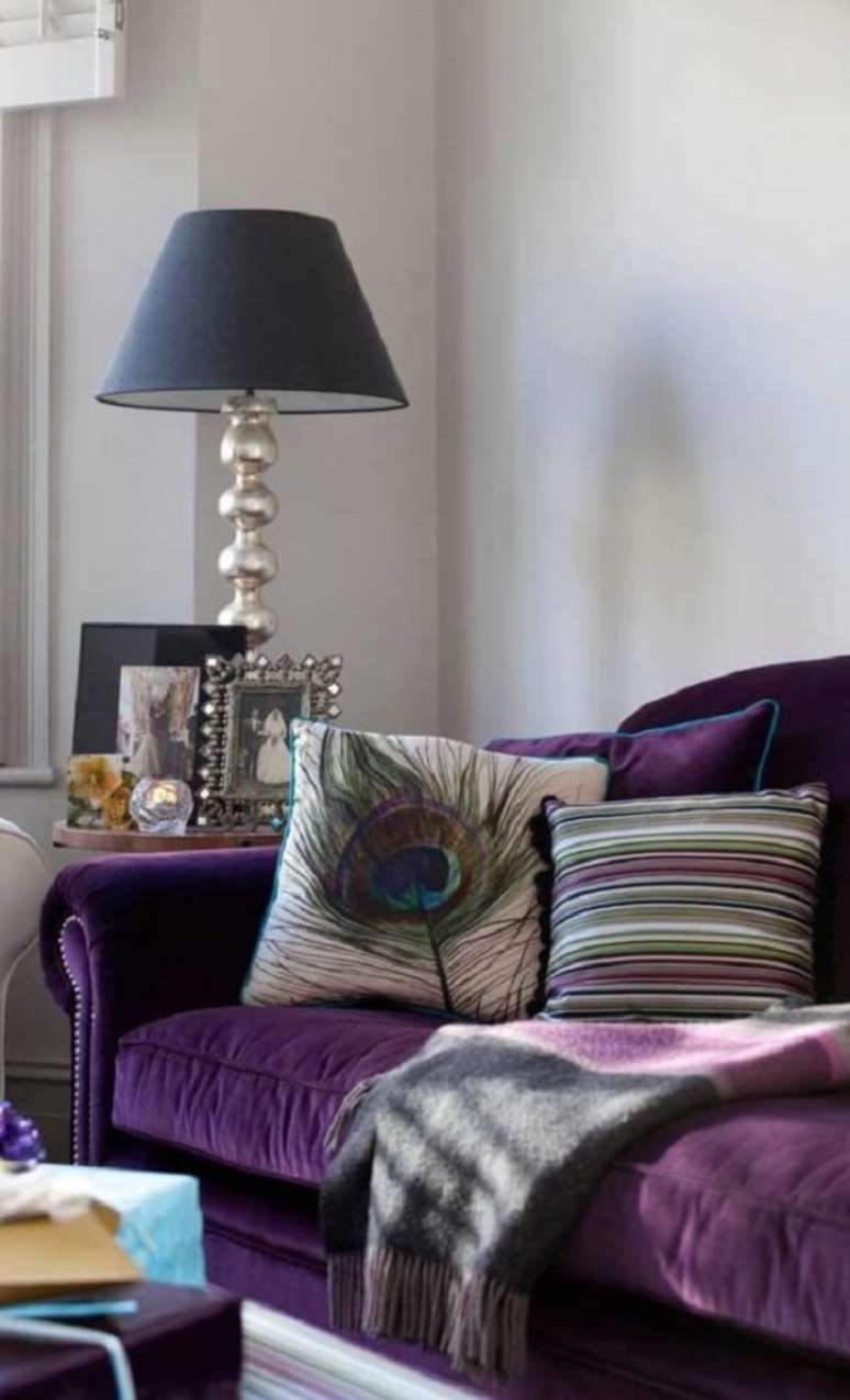 17. Combine seu sof&aacute; roxo com pe&ccedil;as cl&aacute;ssicas. Fonte: Pinterest
