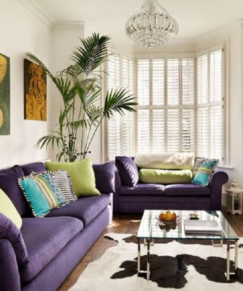 18. Conjunto de sofá roxo decoram e trazem conforto para a sala de estar. Fonte: Pinterest