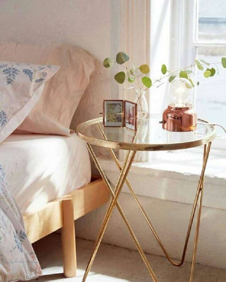 3. Decoração com mesa de canto de vidro para quarto – Foto: Pinterest