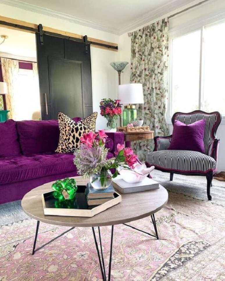 19. Decoração com sofá roxo e almofadas estampadas. Fonte: Pinterest