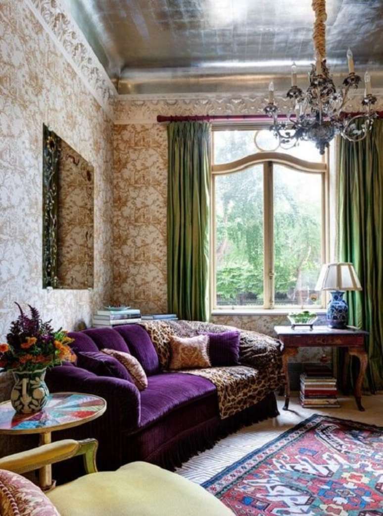 20. Decoração com sofá roxo e tapete estampado. Fonte: Casa Vogue