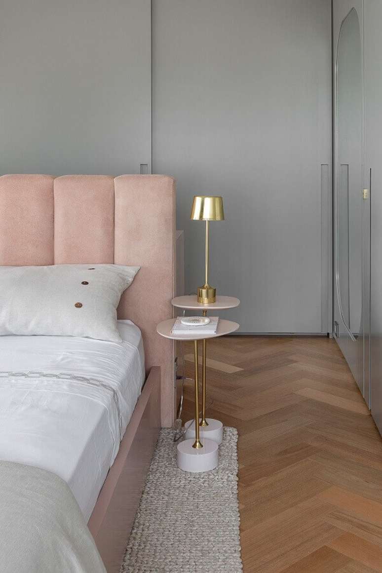 21. Mesa de canto pequena para quarto moderno decorado em cinza e rosa – Foto: Lulu & Georgia