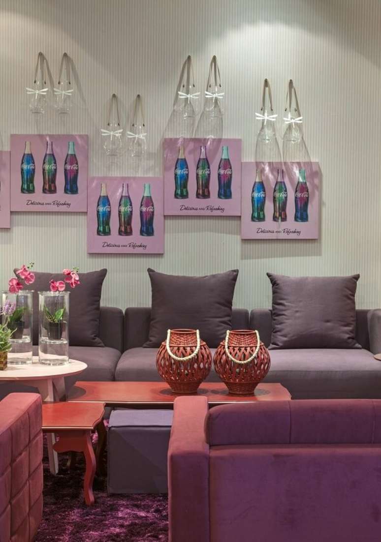 21. Decoração ousada com sofá roxo e mesa de centro vermelha. Projeto por Brunete Fraccaroli