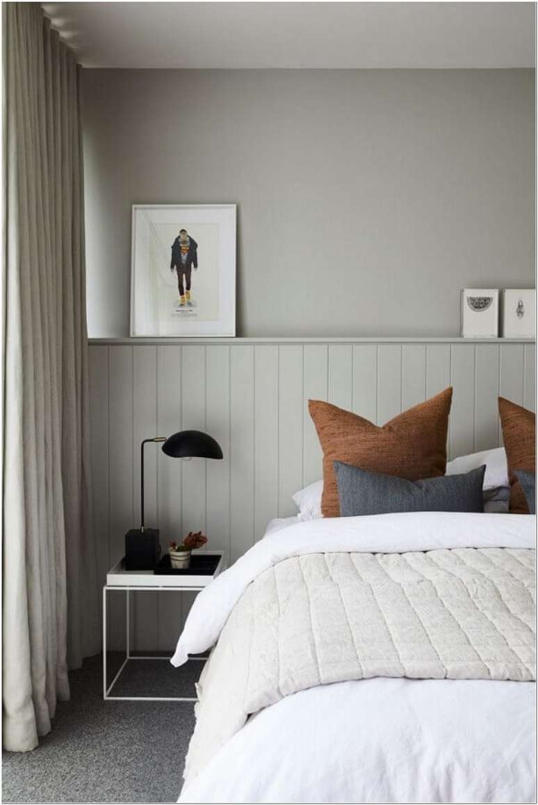24. Decoração simples com mesa de canto para quarto de casal cinza e branco – Foto: Apartment Therapy