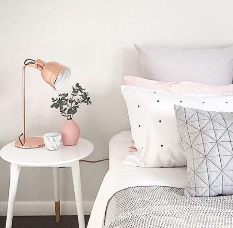 26. Decoração simples com mesa de canto redonda para quarto branco e rosa – Foto: Talita Lisboa