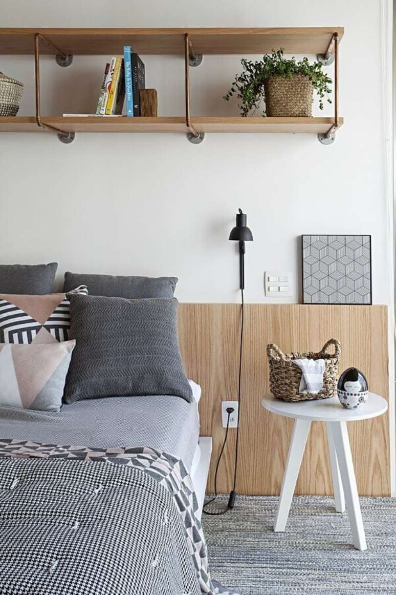 27. Mesa de canto redonda para quarto de casal com cabeceira de madeira – Foto: Futurist Architecture