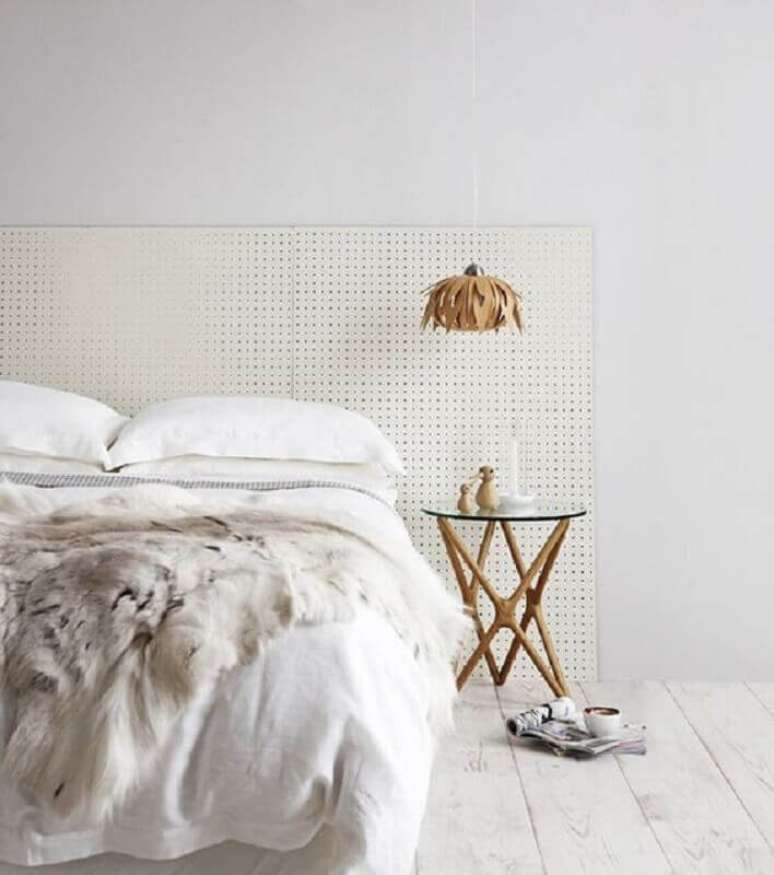 29. Mesa de canto para quarto minimalista todo branco – Foto: Pinterest