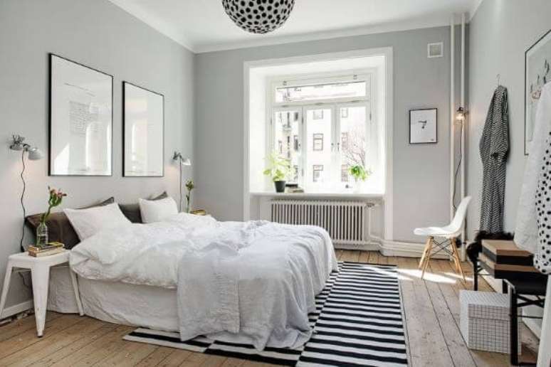 11. Quarto neutro com tapete escandinavo preto e branco – Via: Pinterest