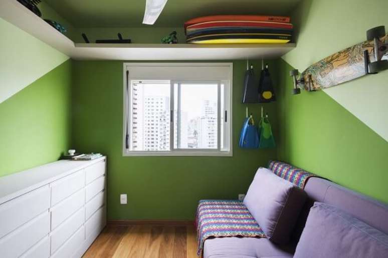 8. Dormitório criativo com paredes em tom verde e sofá cama roxo. Fonte: MIS Arquitetura e Interiores