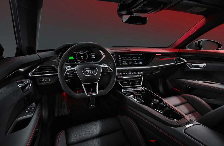 Interior é inspirado em monopostos, com comandos voltados para o motorista. O E-tron GT traz ainda painel de instrumentos digital e central multimídia de 10,1’’. 