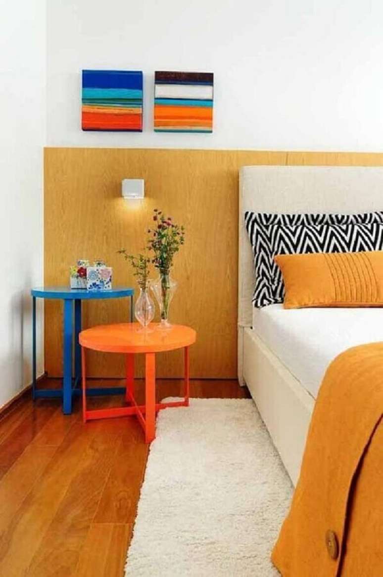 5. Mesa de canto colorida para quarto decorado com tapete branco – Foto: Pinterest