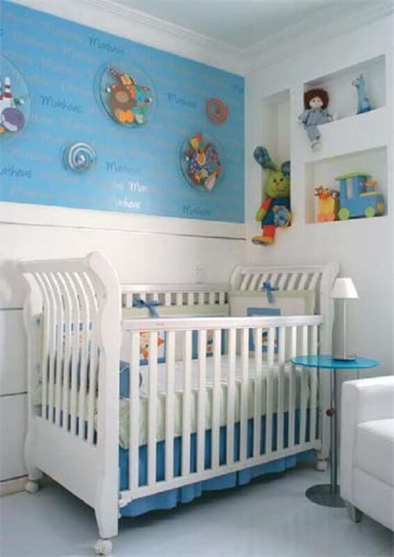30. Mesa de canto para quarto de bebê azul e branco – Foto: Pinterest