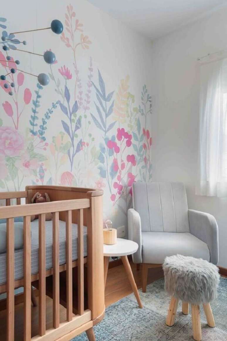 31. Mesa de canto para quarto de bebê cinza e branco decorado com papel de parede floral – Foto: Duas Arquitetura