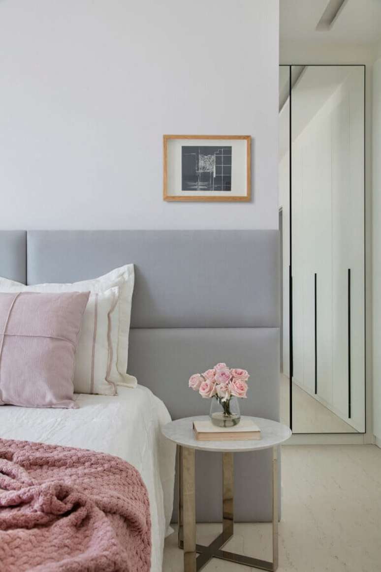 33. Mesa de canto para quarto de casal decorado com cabeceira cinza estofada – Foto: Casa de Valentina