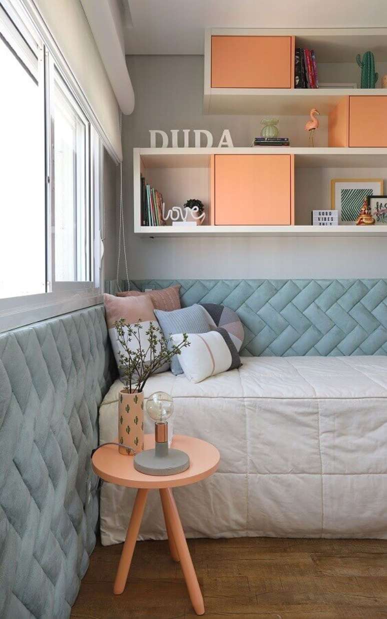 11. Mesa de canto para quarto de solteiro decorado na cor coral e azul – Foto: Casa de Valentina