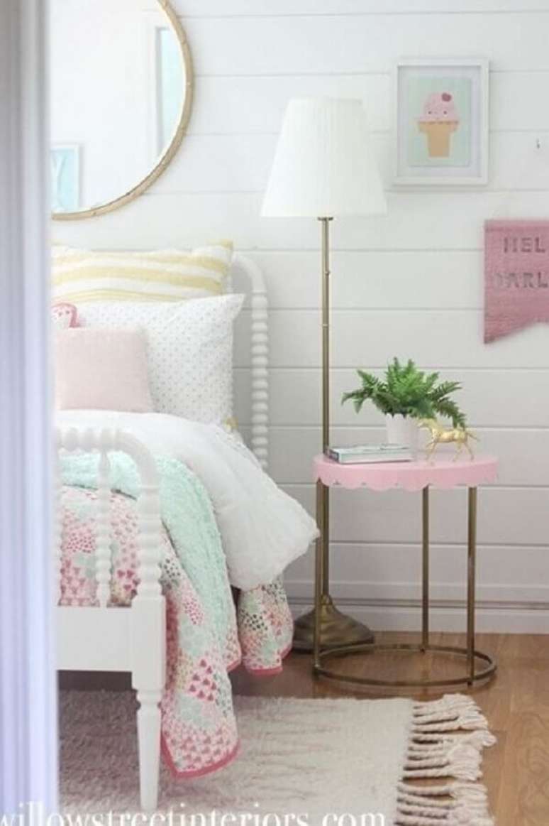 37. Mesa de canto para quarto feminino branco e rosa – Foto: Etsy