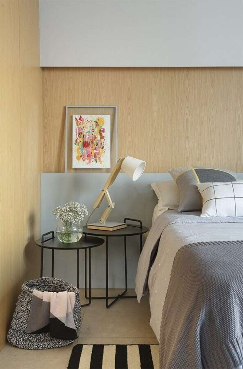 40. Mesa de canto para quarto moderno planejado com parede amadeirada – Foto: Casa de Valentina