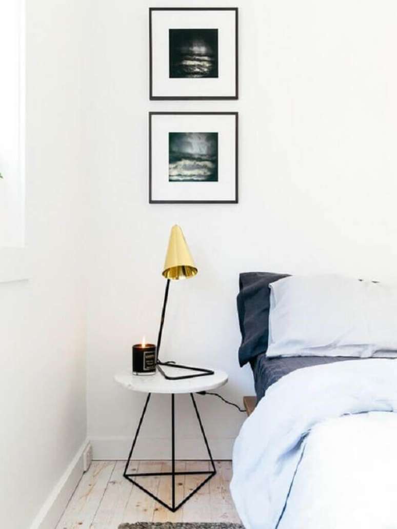 41. Decoração simples com mesa de canto para quarto pequeno decorado todo branco – Foto: Arkpad