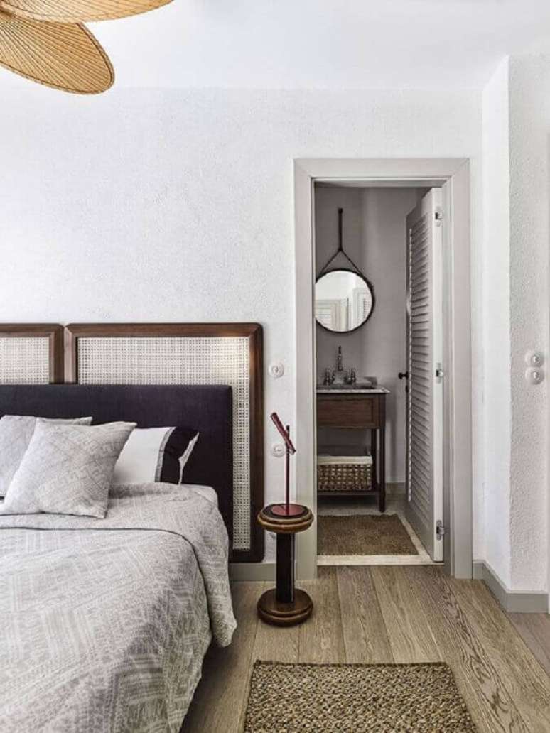 46. Mesa de canto pequena para quarto de casal decorado com duas cabeceira de cama – Foto: Pinterest