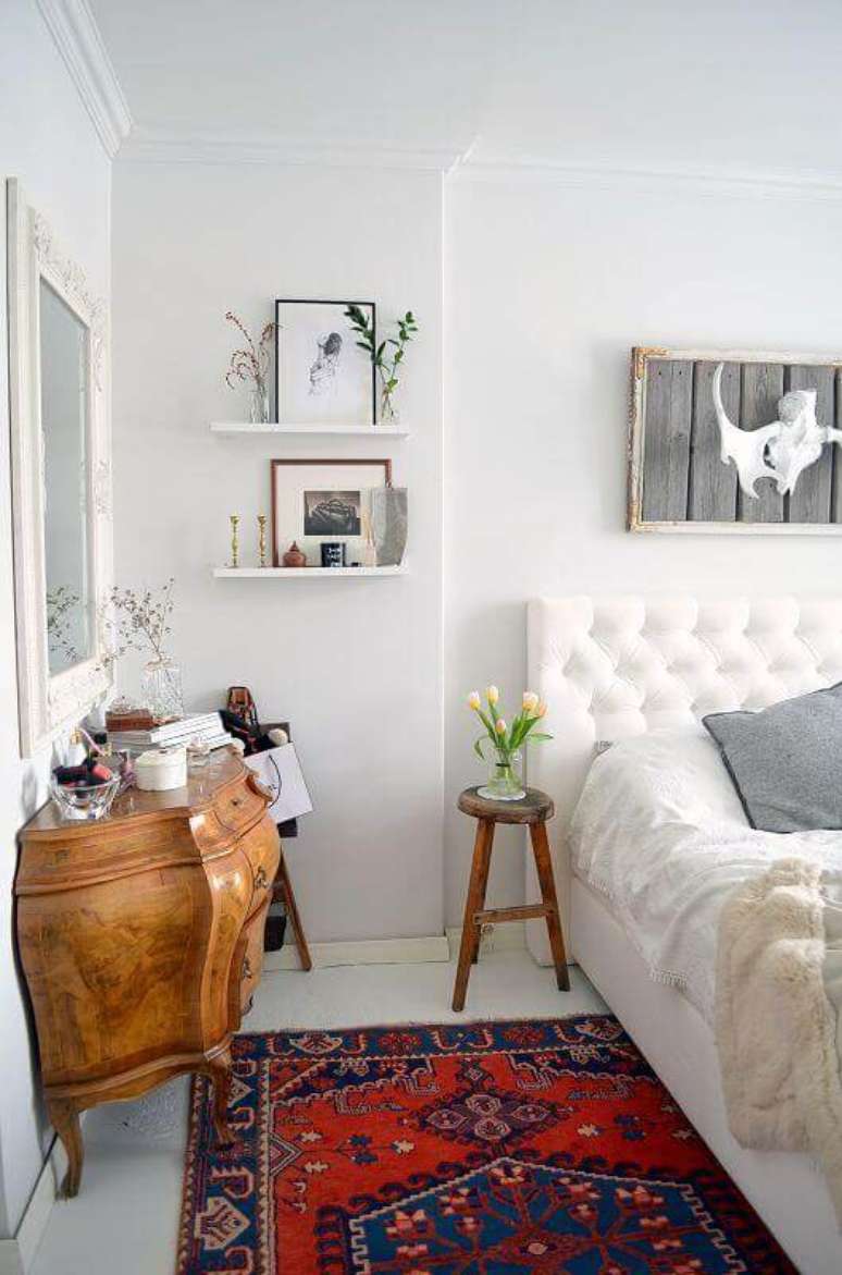 51. Mesa de canto pequena para quarto todo branco decorado com cabeceira capitonê – Foto: Behance