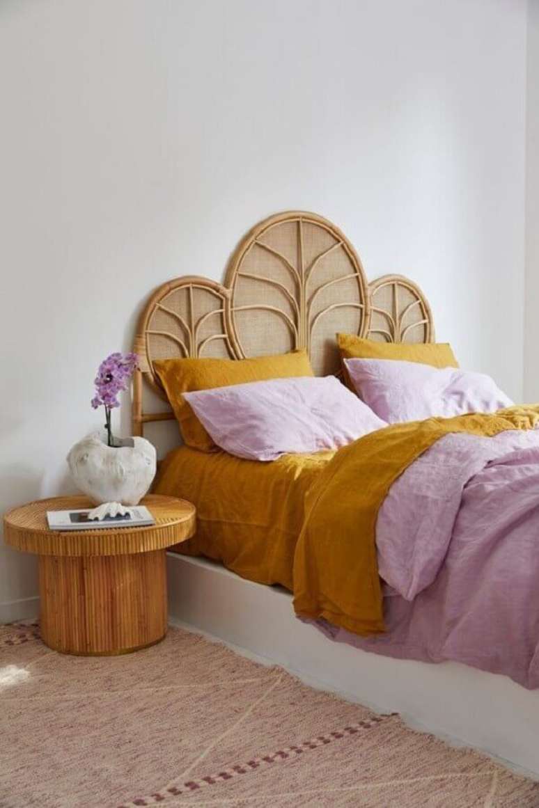 53. Mesa de canto redonda de madeira para quarto simples – Foto: Home Fashion Trend