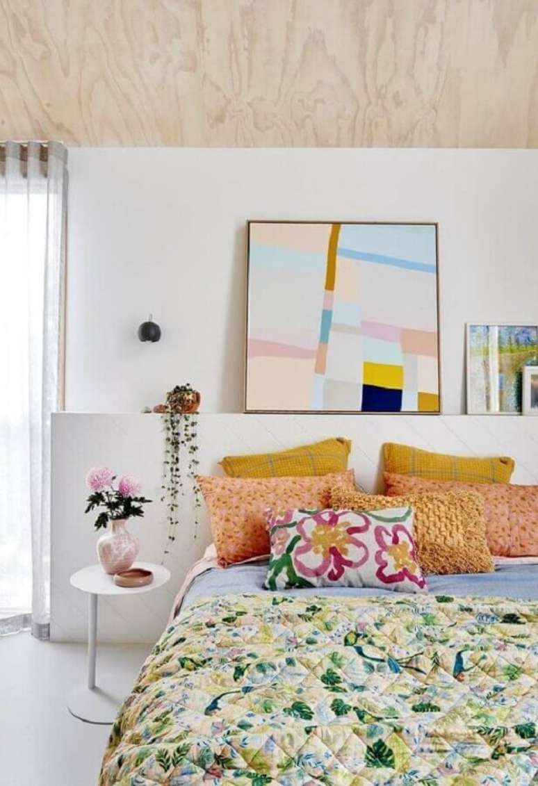 54. Mesa de canto redonda para quarto branco decorado com detalhes coloridos – Foto: Casa de Valentina