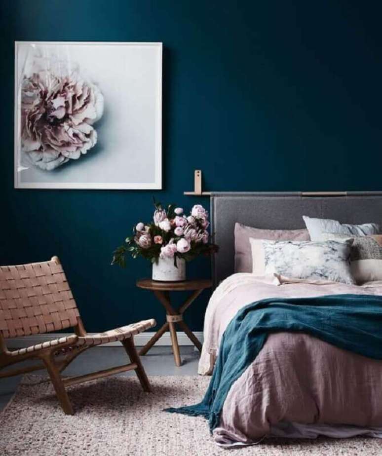 59. Mesa de canto redonda para quarto decorado com parede azul escuro – Foto: Decostore