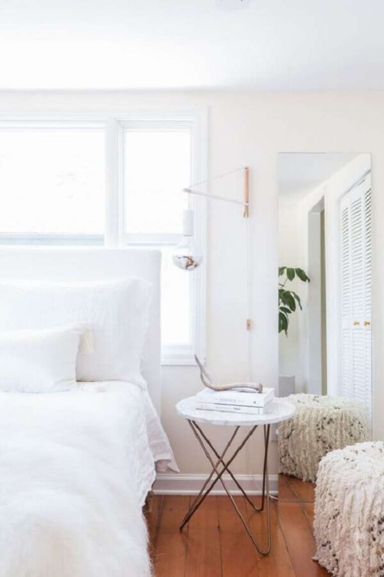 62. Mesa de canto para quarto decorado todo branco – Foto: We Heart It