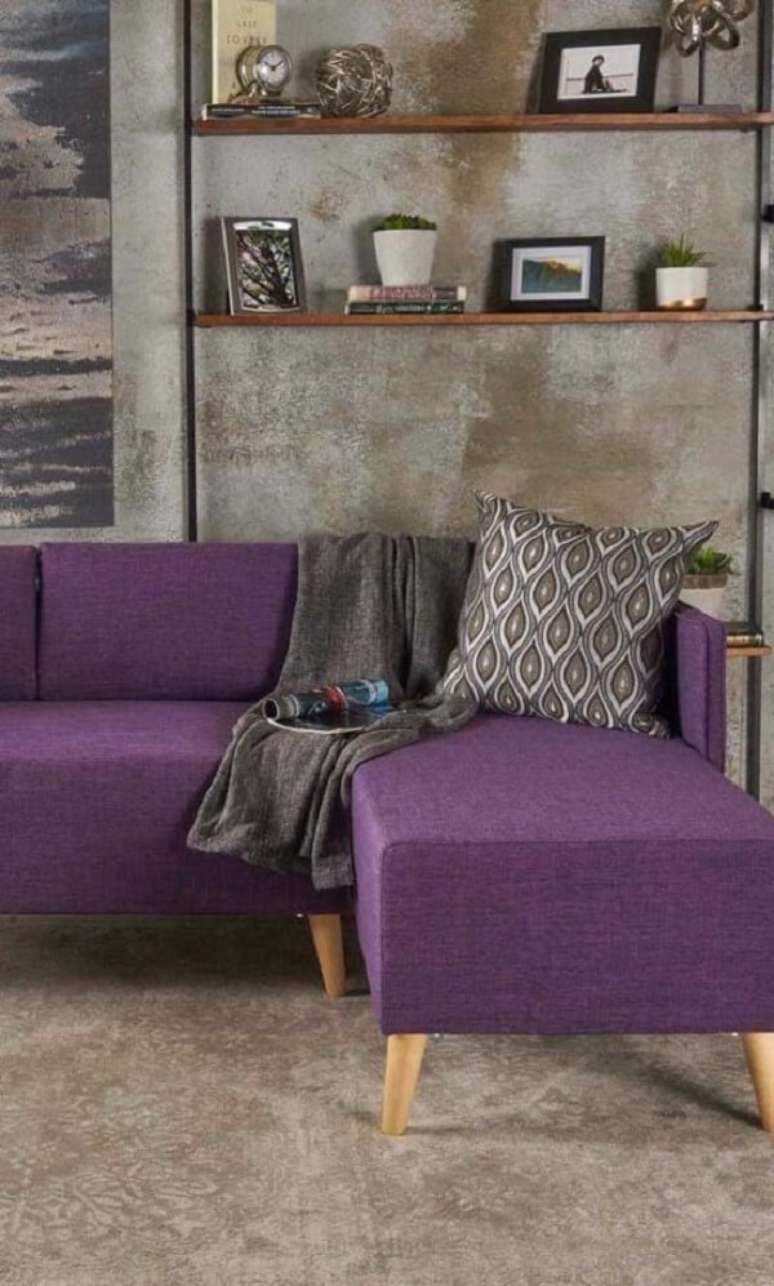 23. Modelo de manta para sofá roxo em tom cinza. Fonte: Pinterest
