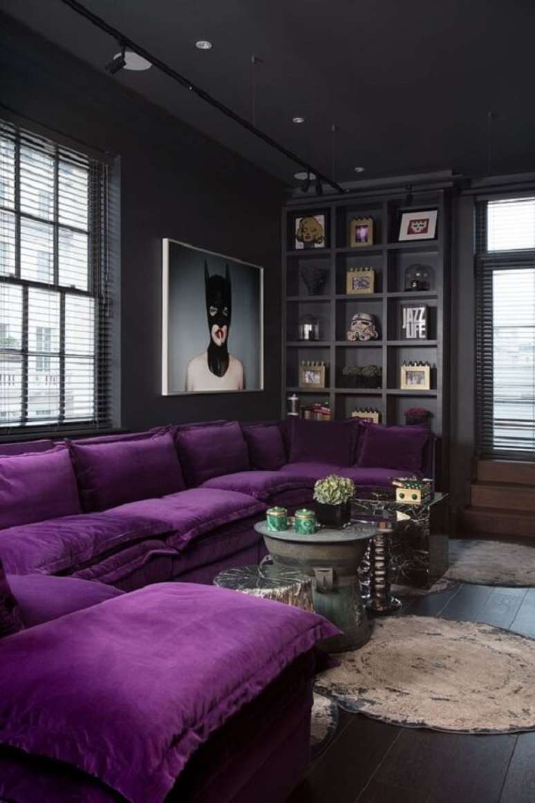 7. Modelo de sofá de canto roxo super aconchegante. Fonte: Pinterest