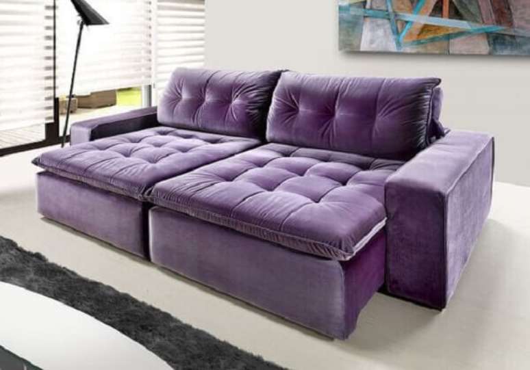 26. Modelo de sofá retrátil roxo com dois lugares. Fonte Pinterest