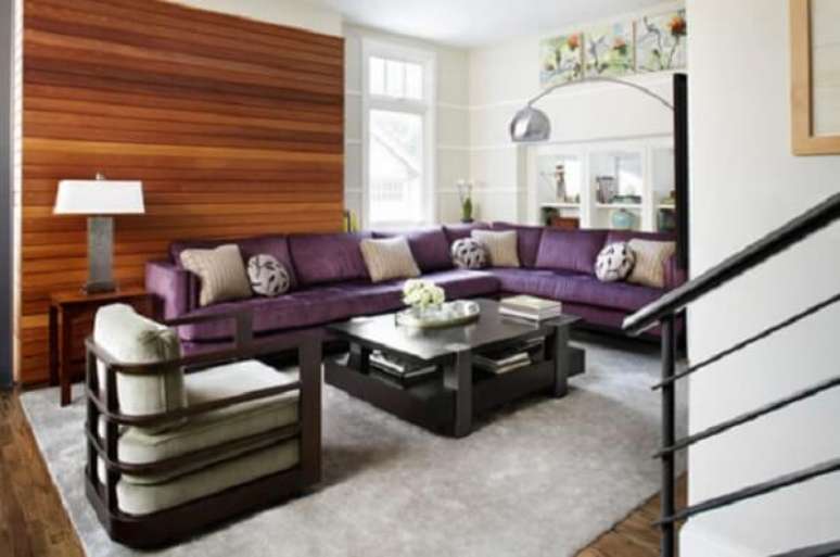 28. Na presen&ccedil;a do sof&aacute; roxo a dica &eacute; optar por um teto branco para dar amplitude ao espa&ccedil;o. Fonte: Pinterest