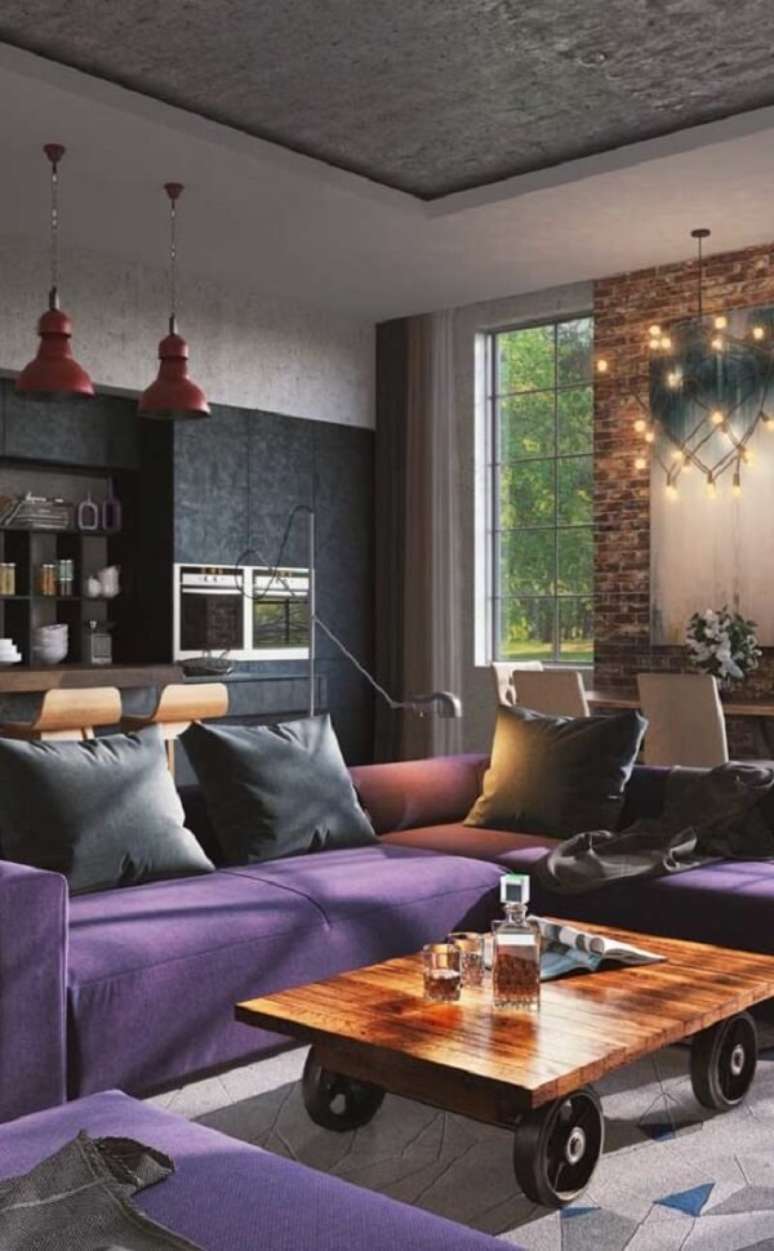 29. O ambiente s&oacute;brio e moderno ganhou ainda mais personalidade com o sof&aacute; de canto roxo. Fonte: Pinterest