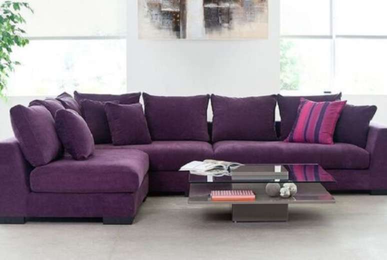 32. O sofá de canto roxo acomoda familiares e amigos no ambiente. Fonte: Pinterest