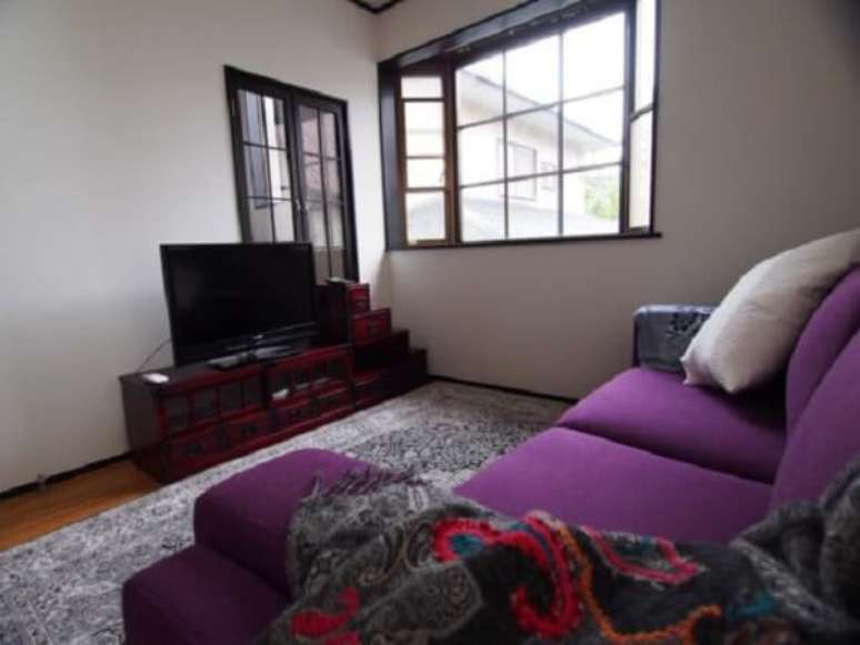 34. O sofá retrátil roxo traz mais conforto para os ocupantes do ambiente. Fonte: Pinterest