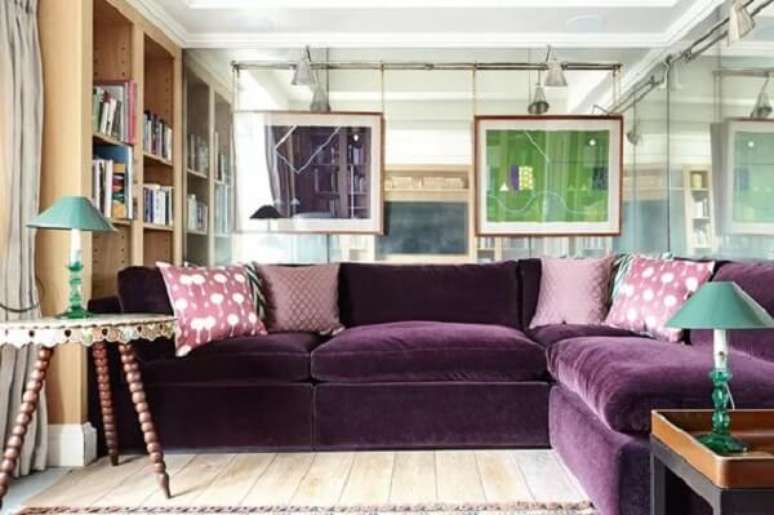 37. O sofá roxo de canto delimita a área da sala. Fonte: Pinterest