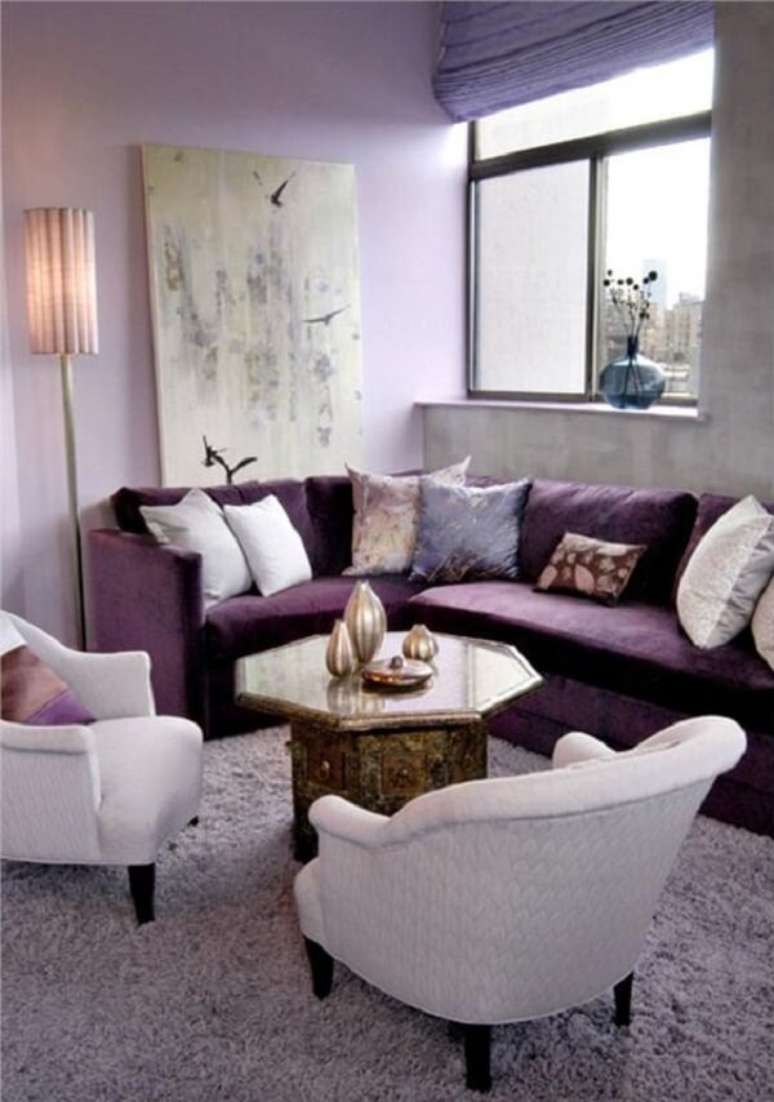 38. O sofá roxo de canto foi a opção perfeita para esse projeto. Fonte: Pinterest