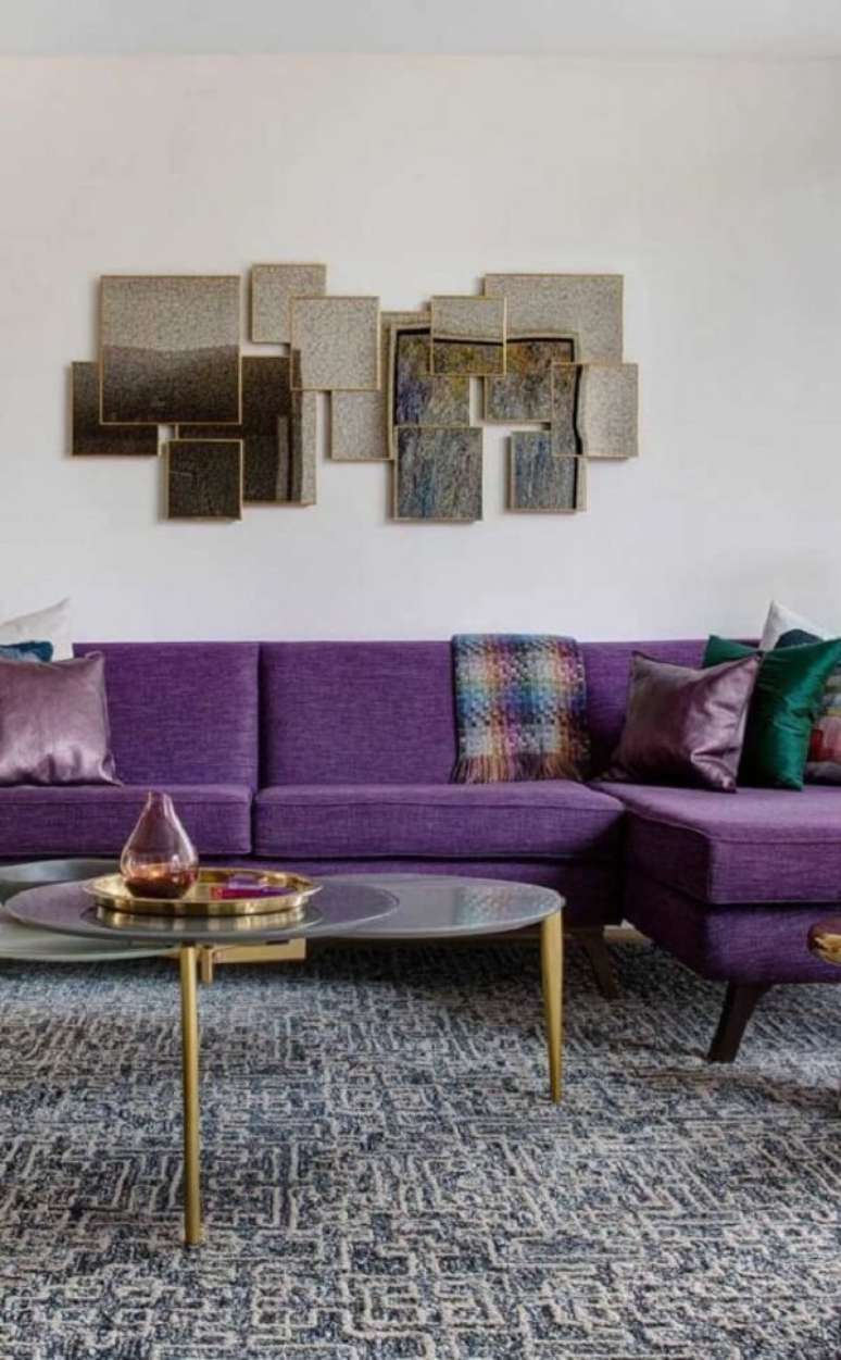 39. O sofá roxo de linho trouxe elegância para a decoração. Fonte: Pinterest