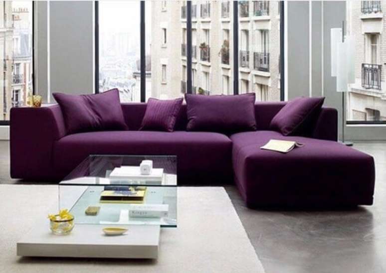 40. O sof&aacute; roxo escuro se destaca na decora&ccedil;&atilde;o do ambiente. Fonte: Deu Certo