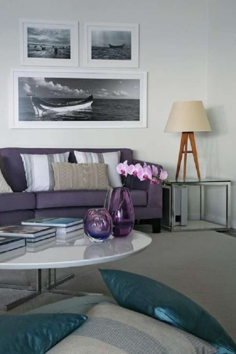 43. O sofá roxo se conecta com os tons de cinza da decoração. Projeto por Francisco Calio